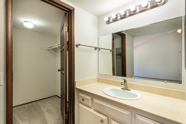 Building Photo - Beautiful 3 bedroom 2.5 bath townhouse across the street from Lake Murray