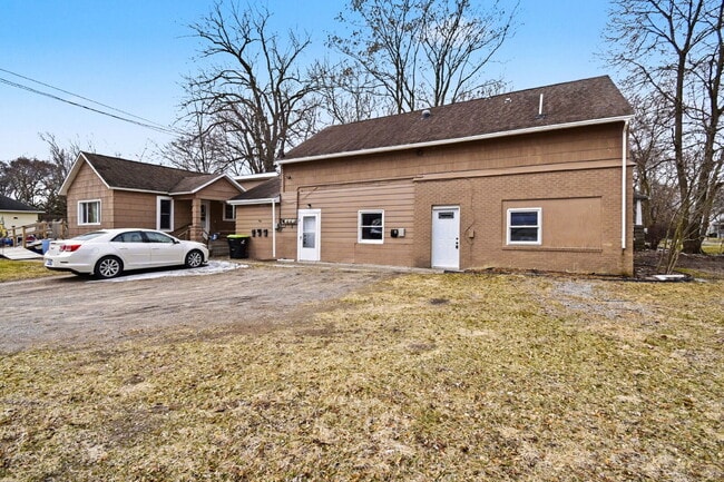 Building Photo - 2 Bedroom Rental Loft With Garage - $1150/Month