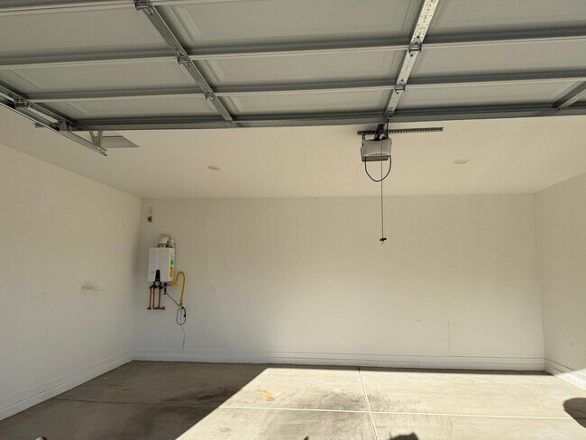 Building Photo - 2462 E Alonso Dr
