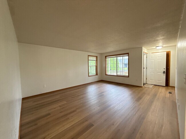 Building Photo - 3 Bedroom 1.5 Bath Home Fenced Yard, Shed ...