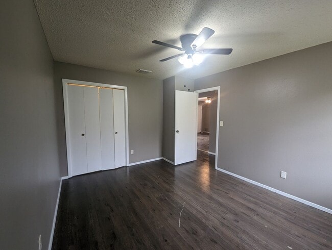 Building Photo - 2 Bedroom/1 Bathroom Duplex Unit in Batesville
