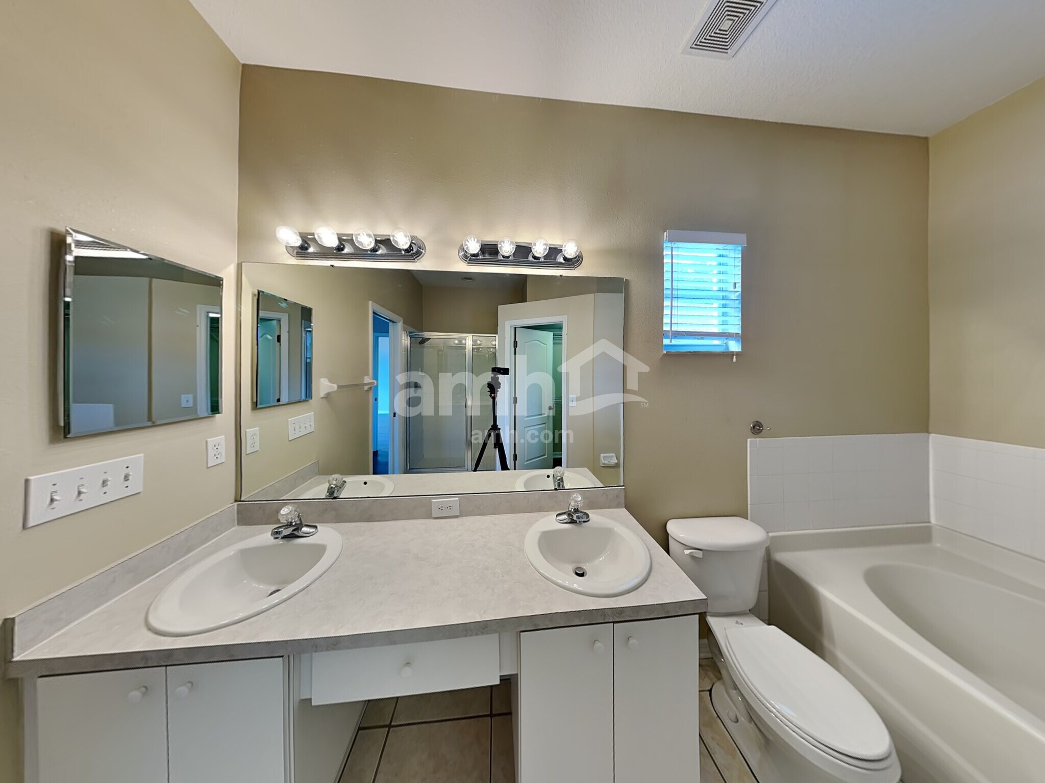 Building Photo - 7044 Monarch Park Dr