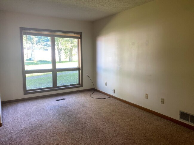 Building Photo - ***AUGUST 2027*** Lower Level 2 bedroom, 2 bath home with large yard (Great for large group!)