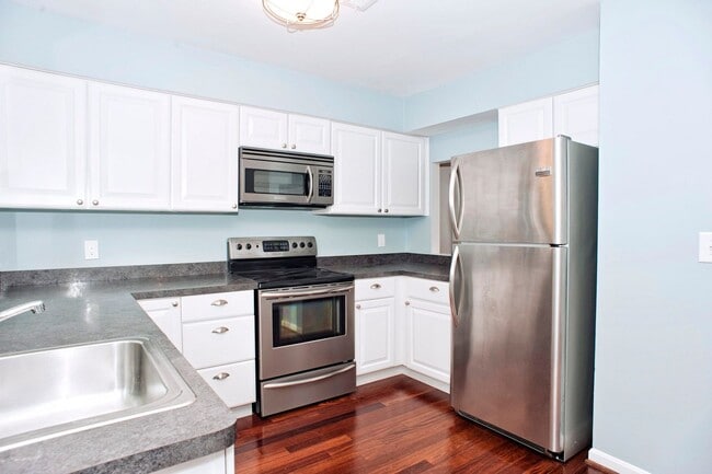 Building Photo - Coming Soon! 2 bed 2 1/2 bath townhouse in...