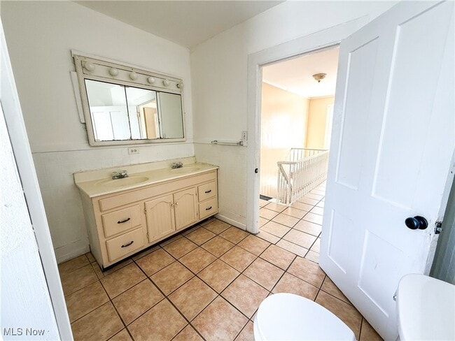 Building Photo - 153 N Sycamore St