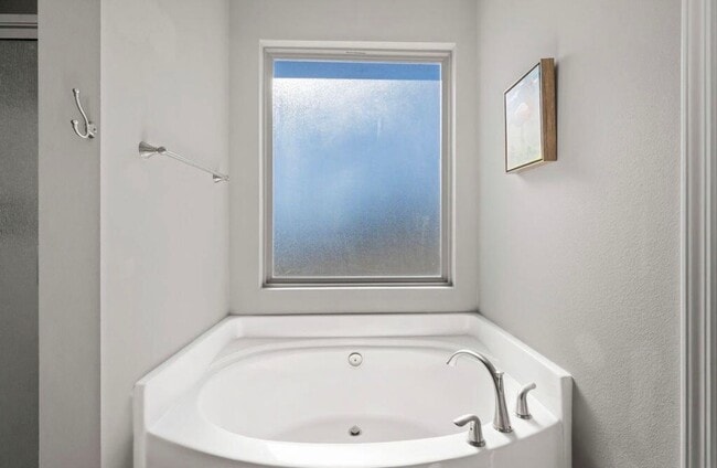 Building Photo - Solar-Powered 4BR Home Near Eglin & Hurlburt AFB– Fort Walton Beach!