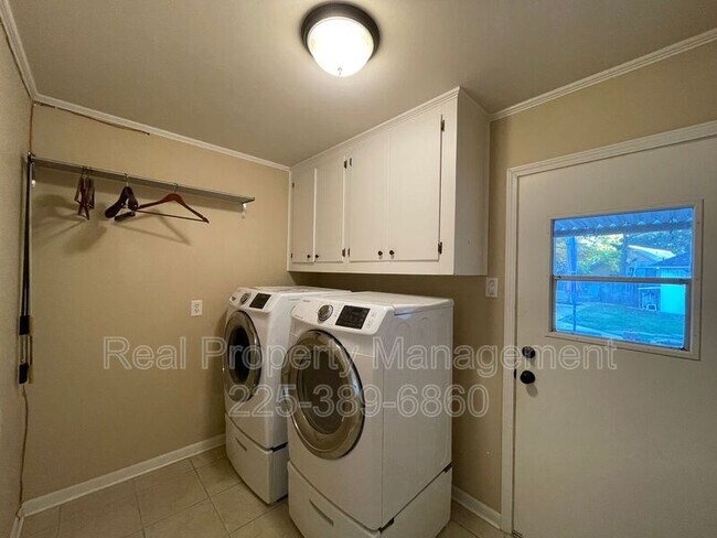 Building Photo - 9536 Bermuda Ave