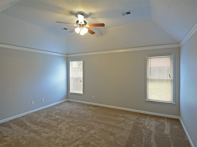 Building Photo - 3 Bedroom with BONUS room, 2 bathrooms. Ne...
