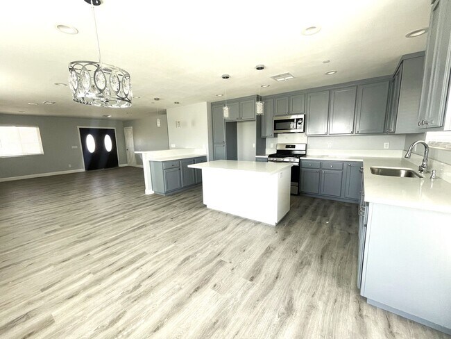 Building Photo - Gorgeous New Construction!