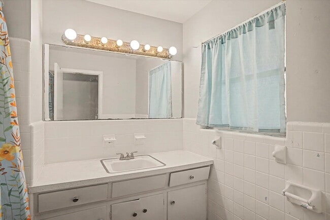 Building Photo - 233 Westridge Dr