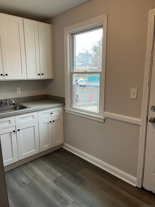 Building Photo - 930 William St