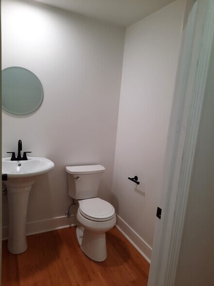 Building Photo - 17 W Main St