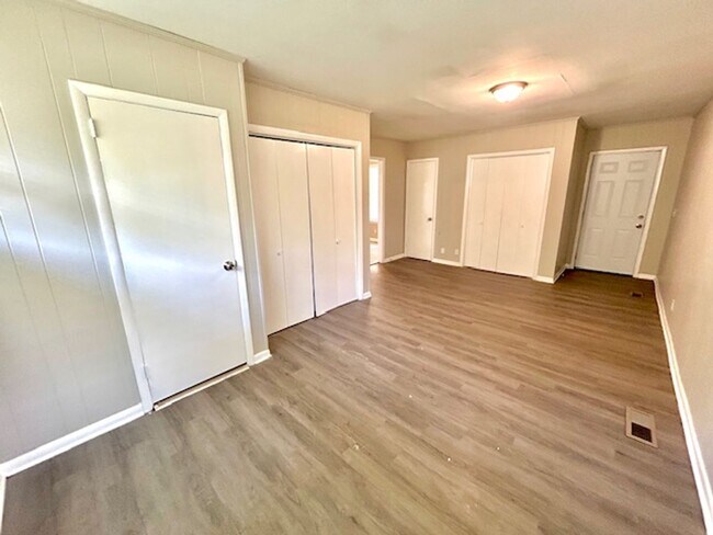 Building Photo - 3902 Lakeview Dr NW