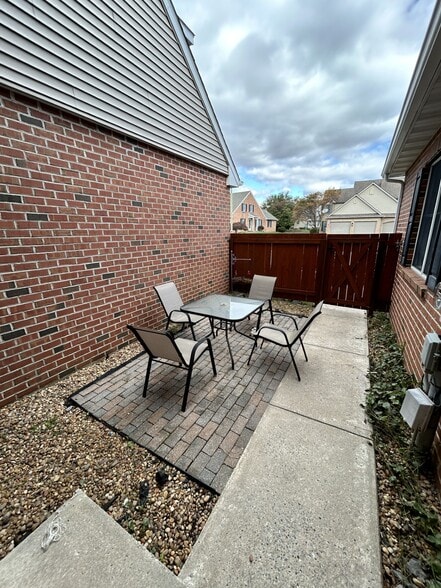 Building Photo - 45 Spring Hill Ln