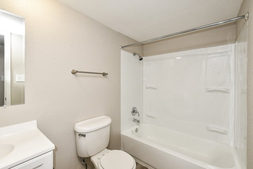 Building Photo - 514 Woodcrest Way