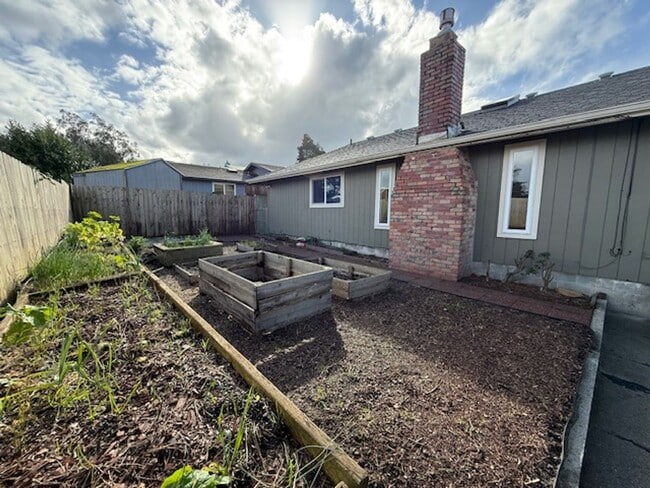 Building Photo - Spacious 3 Bedroom, 2 Bath home in Quality NB Neighborhood!