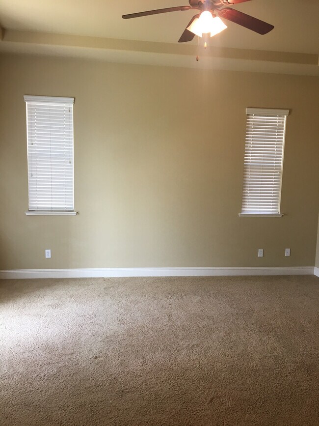 Building Photo - Gorgeous Folsom Home close to shopping,schools, and more!