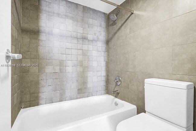 Building Photo - 100 Bayview Dr