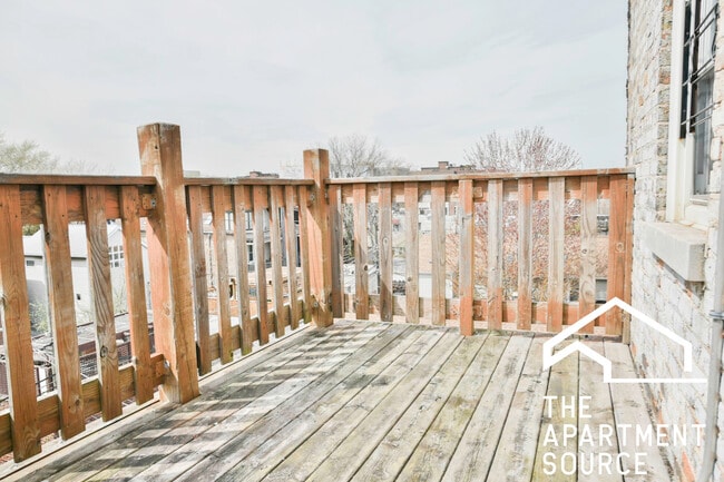 Building Photo - 2318 N Southport Ave