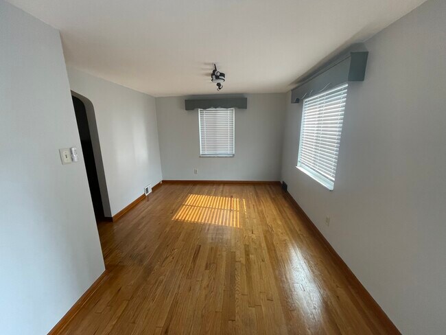Dining room. New lighting. - 1630 Fiat St