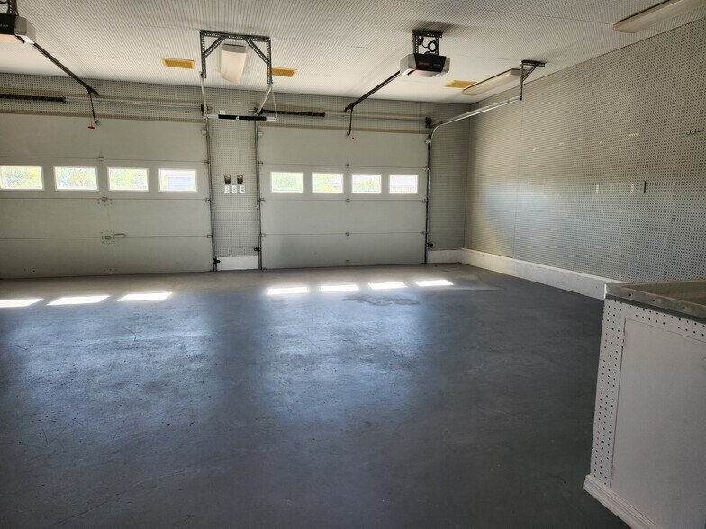 Building Photo - 8195 S Vandemoer Ln