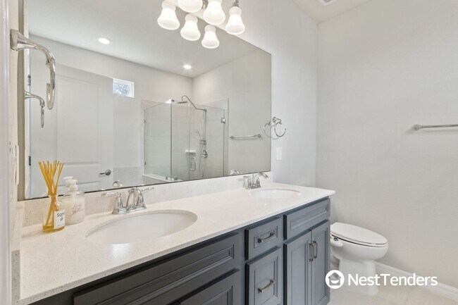 Building Photo - Stunning Northside Home!