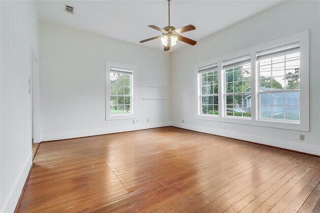 Building Photo - 609 W 35th St