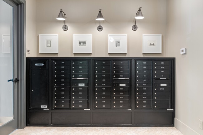 Building Photo - 1650 W Roscoe St