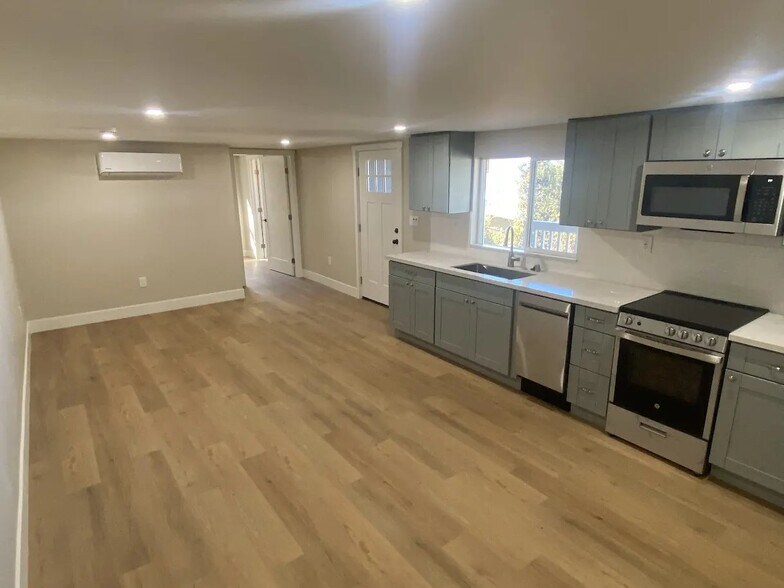 Building Photo - 8090 Vista Dr