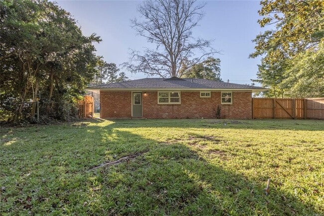 Building Photo - 221 Moncrief St