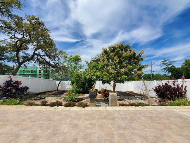 Building Photo - Available Now! Spacious 3 bedroom 2 bathroom home!!!