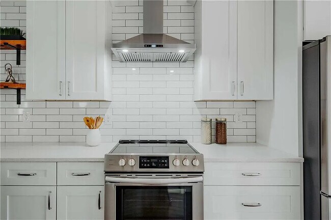 Building Photo - 1070 White Oak Ave SW