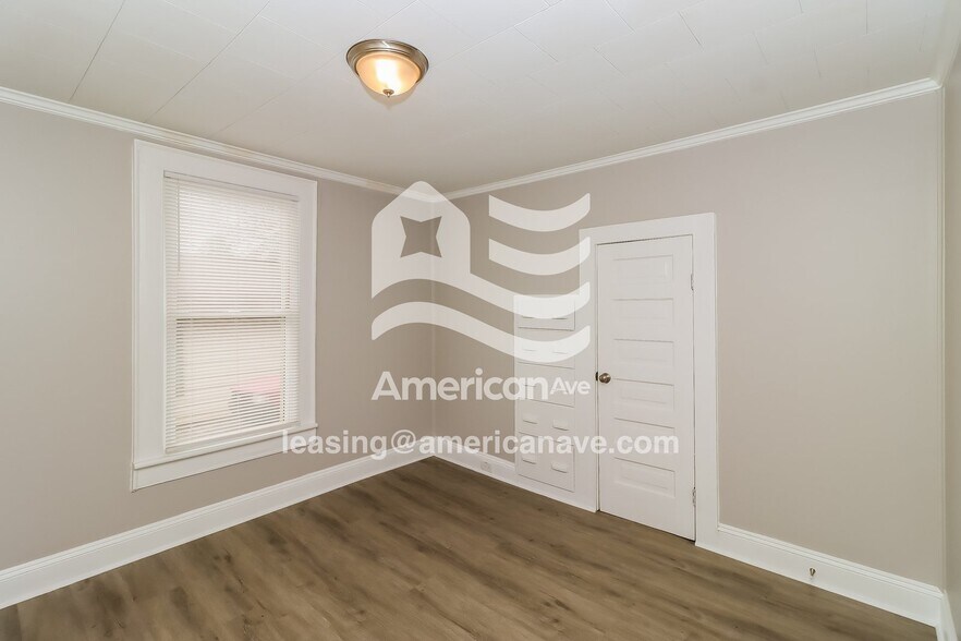 Building Photo - 320 S Cline Ave