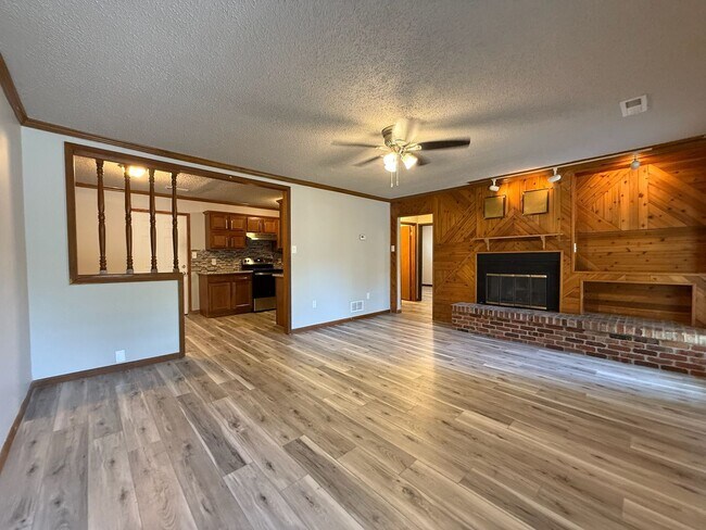 Building Photo - 3 bedroom 1 bath near 37th & Topeka