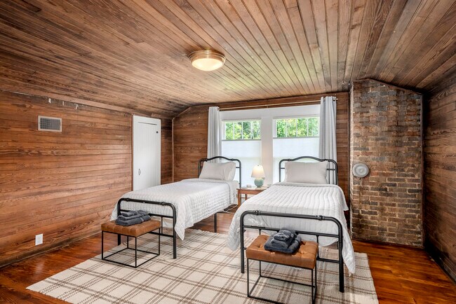 Building Photo - 227 Kershaw St NE