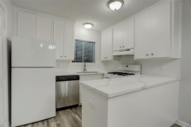 Building Photo - 1901 Bahama Dr