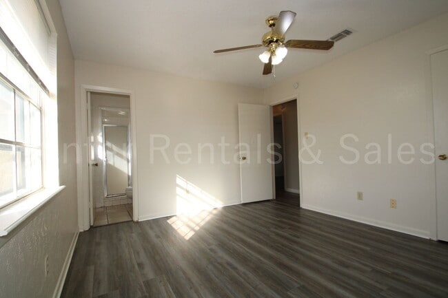 Building Photo - Cove Charmer!