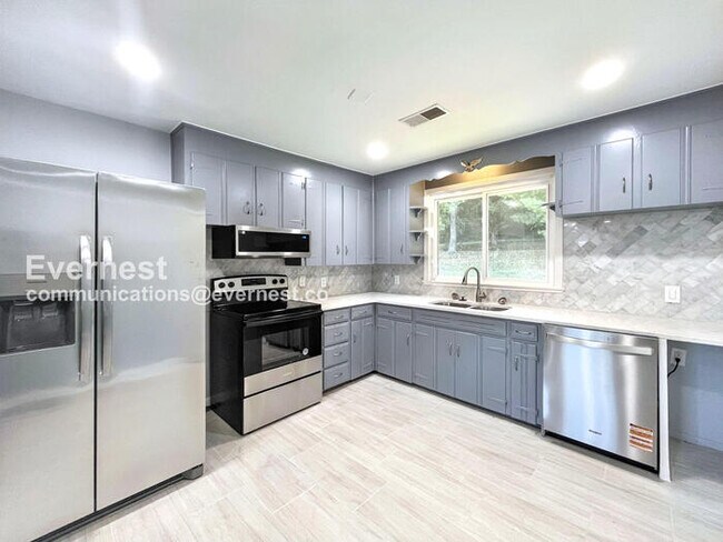 Building Photo - 3 Bed, 2 Bath with Attached Garage / Avail...