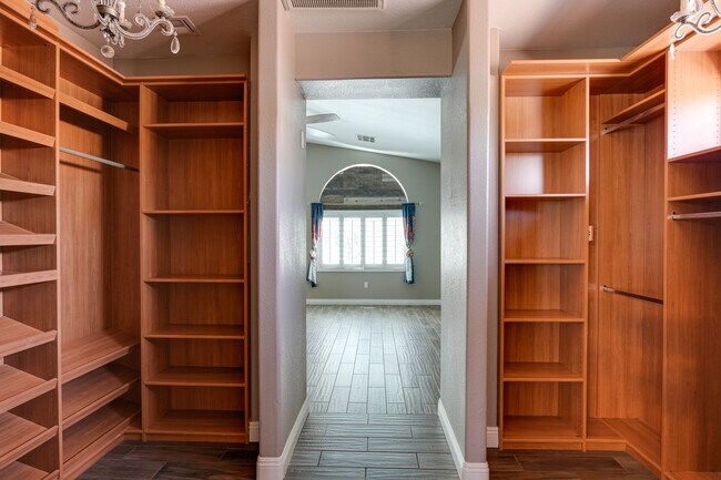 Building Photo - Luxurious 4 bd 3.5 bth Henderson Home in G...