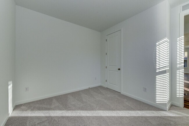 Building Photo - Beautiful 4 bed, 3 bath Townhome with 2 car garage ready for move in!