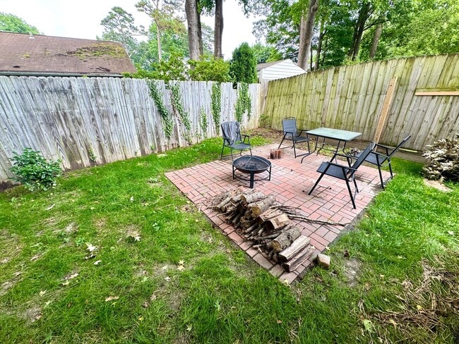 Building Photo - WELCOME HOME!!  3 bedroom/2 bath home in R...