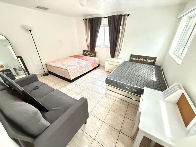 Building Photo - 106 SE 4th Ave