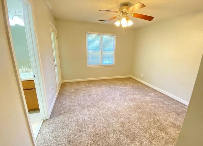 Building Photo - 261 Conrad Cir