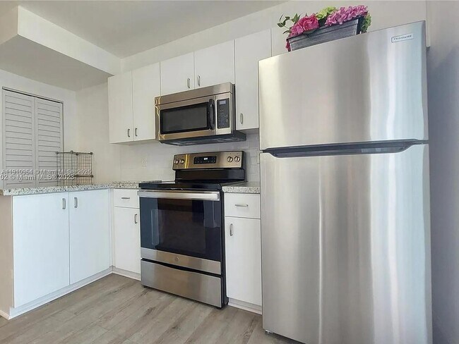 Building Photo - 8037 Lake Dr