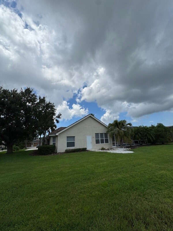 Building Photo - 10084 Cherry Hills Ave Cir