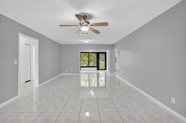 Building Photo - 4944 Equestrian Cir