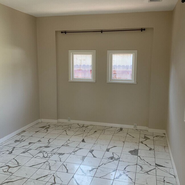 Building Photo - 272 S Grand St