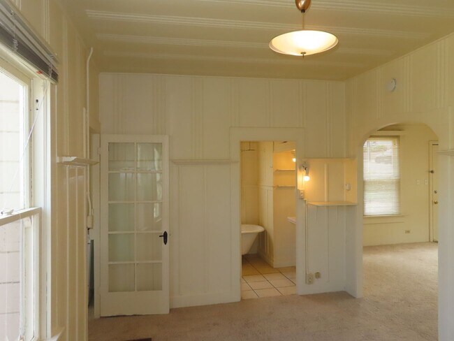 Building Photo - Wonderful unit in desireable location in M...