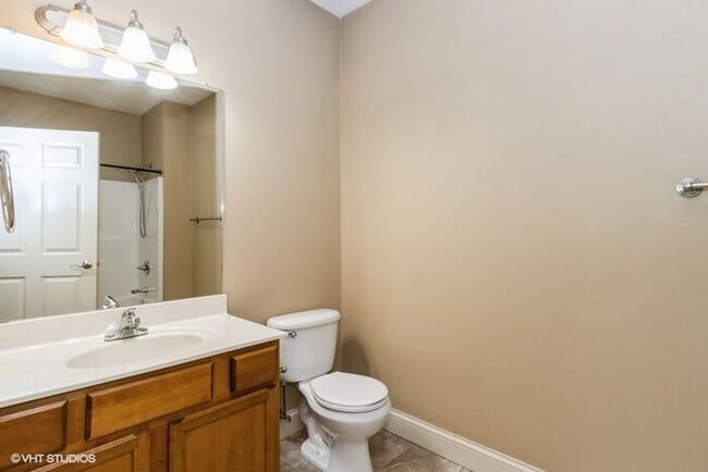 Building Photo - $1,950 | 3 Bedroom, 2 Bathroom Condo | No ...