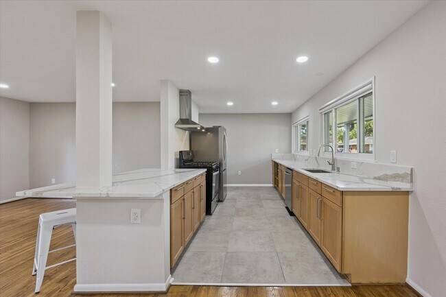 Building Photo - 8621 Bob White Dr